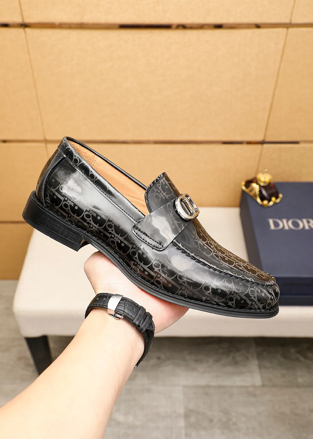Men's shoes 💰480 💐 Product trademark: Dior "Dior" casual leather shoes Regular size: 39-44 (38.45.46🉑️Customized) Product materials: Selected Italian imported first-layer open-edge beaded cowhide leather upper + classic hardware buckle, imported water-dyed 🐂 cowhide lining. Strong three-dimensional visual effect, original outsole Color: 3⃣️colors available
